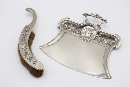 Apanha-migalhas e escova em prata com relevos e ilustração de figura de Minerva 